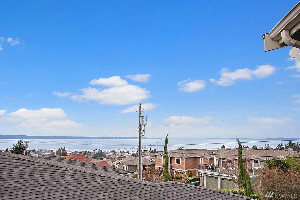 Property Photo: 922 Cedar St WA 98020
