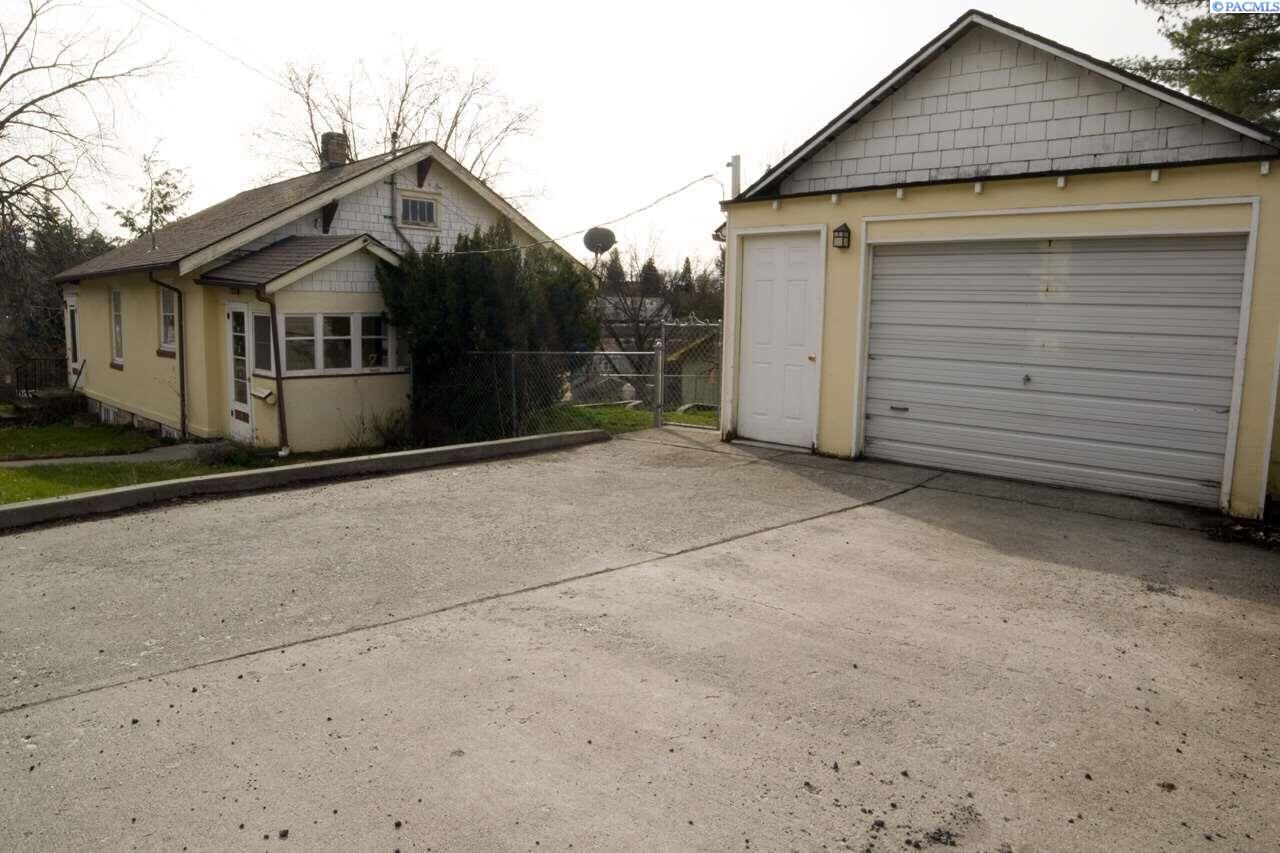 Property Photo: 735 NW State St WA 99163