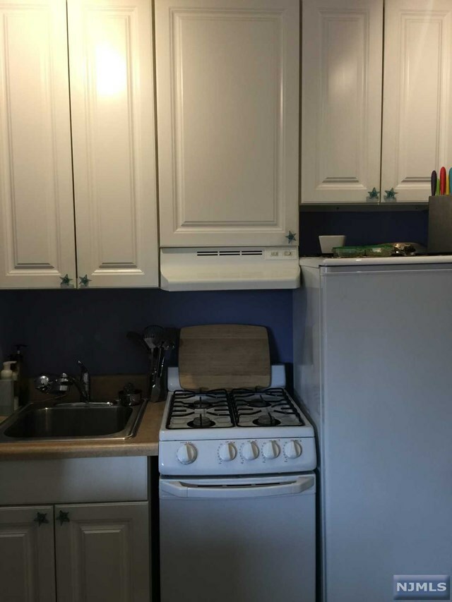 Property Photo:  400 Park Pl 5J  NJ 07024 