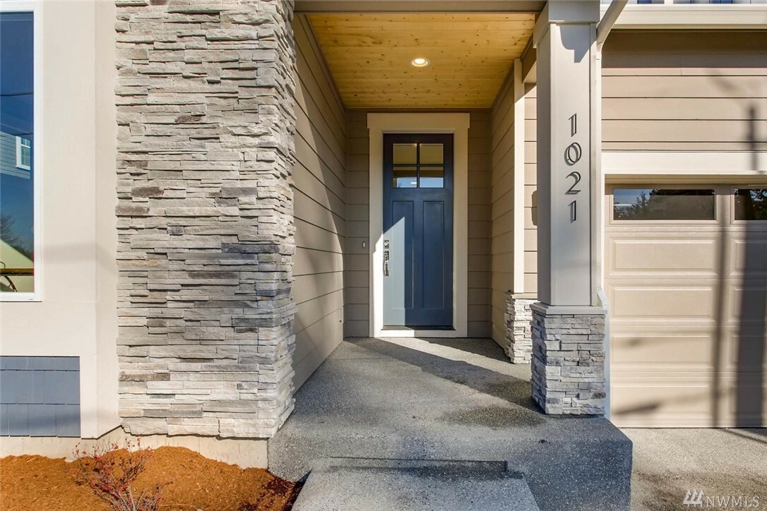 Property Photo: 1021 2nd Ave S WA 98020