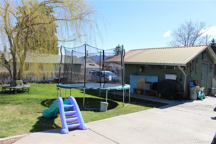 Property Photo:  913 Cashmere St  WA 98801 