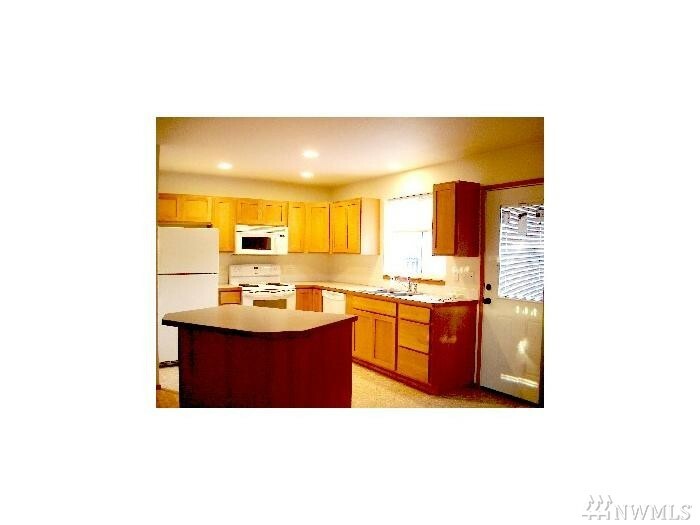Property Photo: 16803 14 Ave E WA 98387