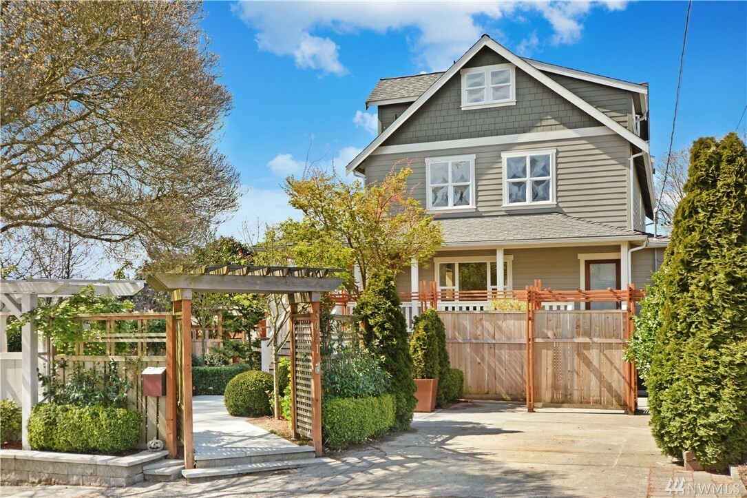 Property Photo: 3021 13th Ave W WA 98119