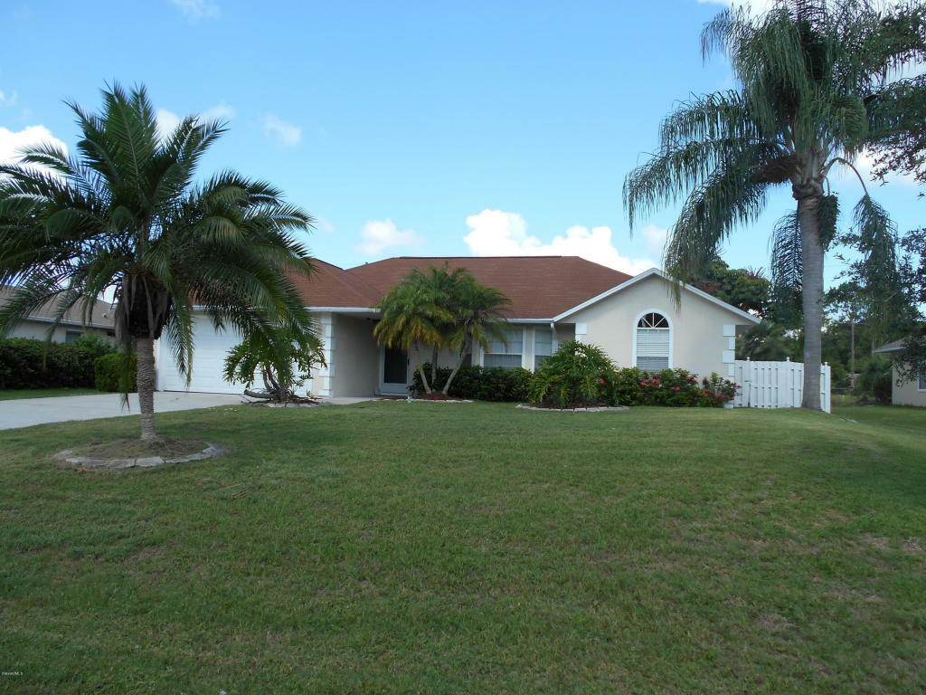 Property Photo:  862 NW Gillen Avenue  FL 32907 