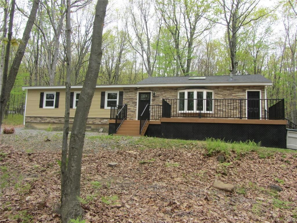 Property Photo: 85 Ridge Circle PA 18235