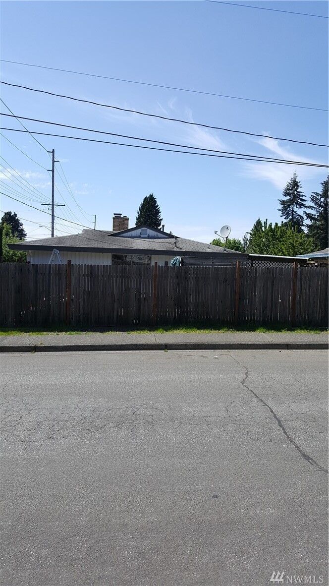 Property Photo:  2316 NE 12th St  WA 98056 