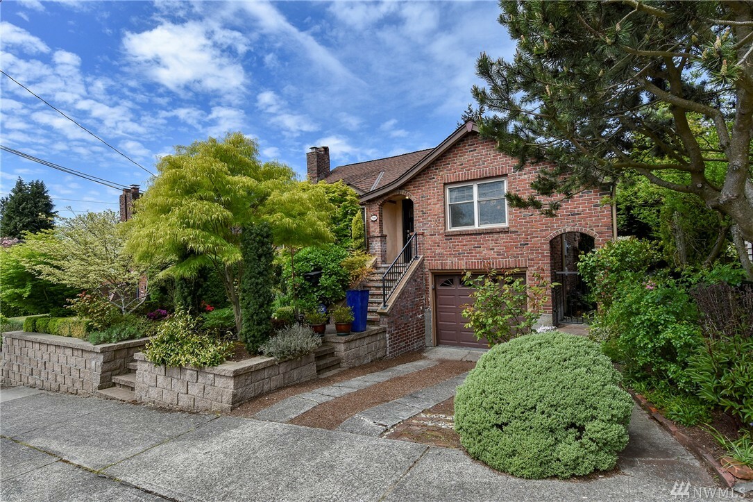 Property Photo:  520 NE 90th St  WA 98115 