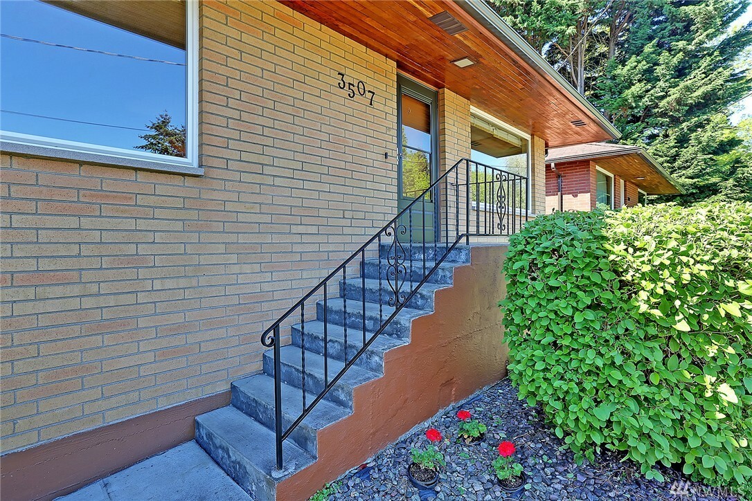 Property Photo:  3507 NE 105th St  WA 98125 