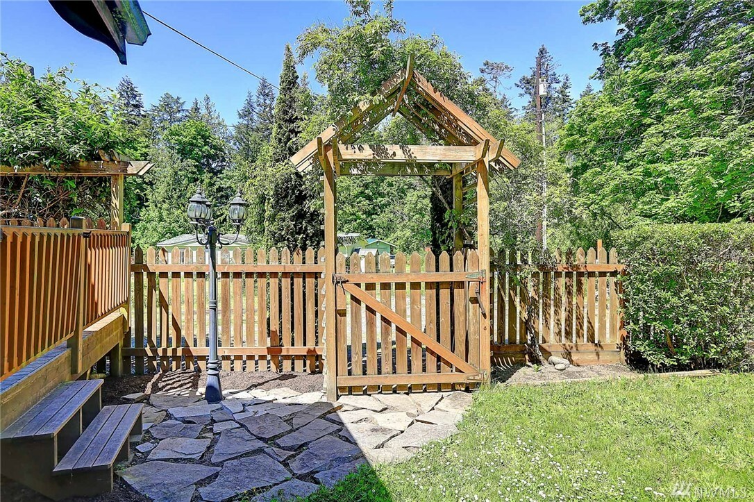 Property Photo:  1024 Falcon Rd  WA 98282 