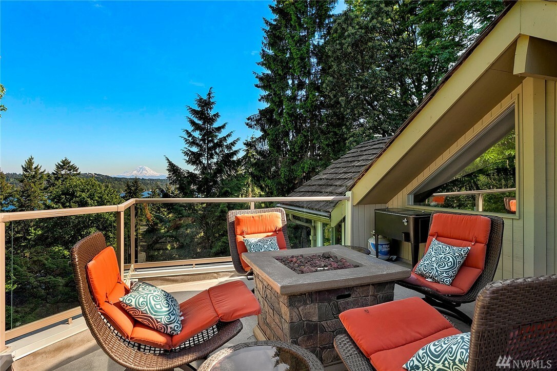 Property Photo:  4290 Shoreclub Dr  WA 98040 