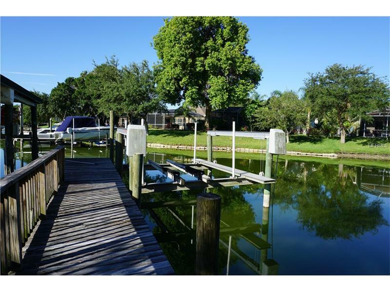 Property Photo: 3618 4th Avenue NE FL 34208