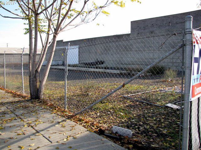 Property Photo:  811 E 2nd  OR 97058 
