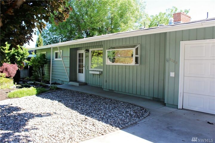 Property Photo:  1105 S Miller St  WA 98801 