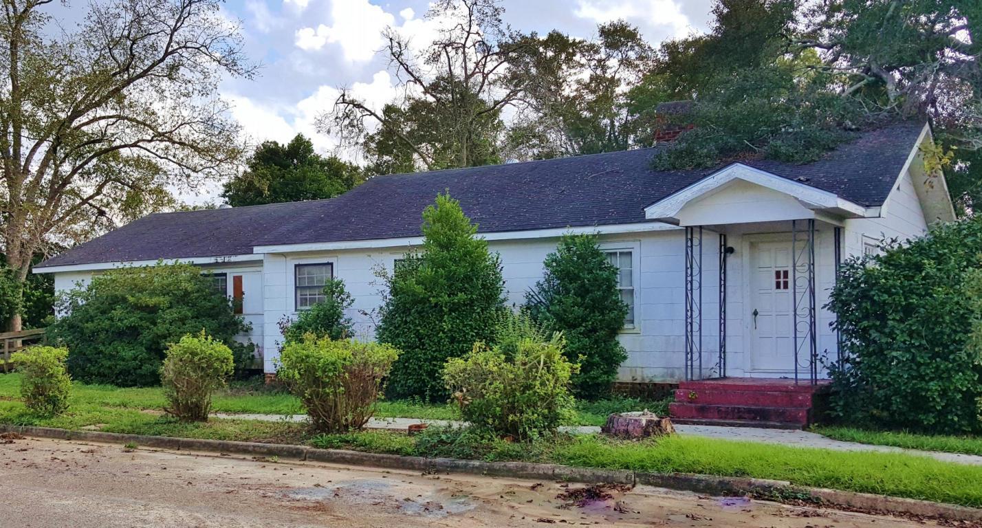 Property Photo: 957 7th Avenue FL 32440