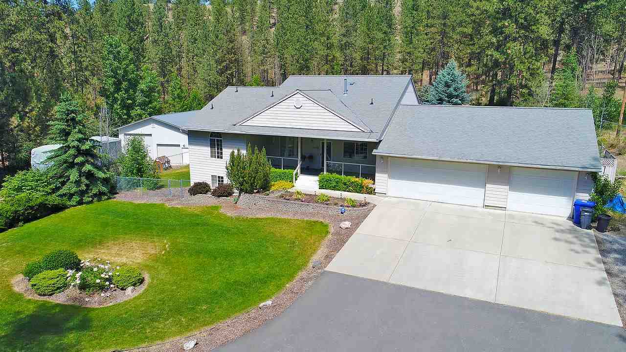 Property Photo:  7928 N Pine Meadows Rd  WA 99026-9215 