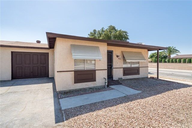 Property Photo:  421 Avenida Calandria  CA 92545 