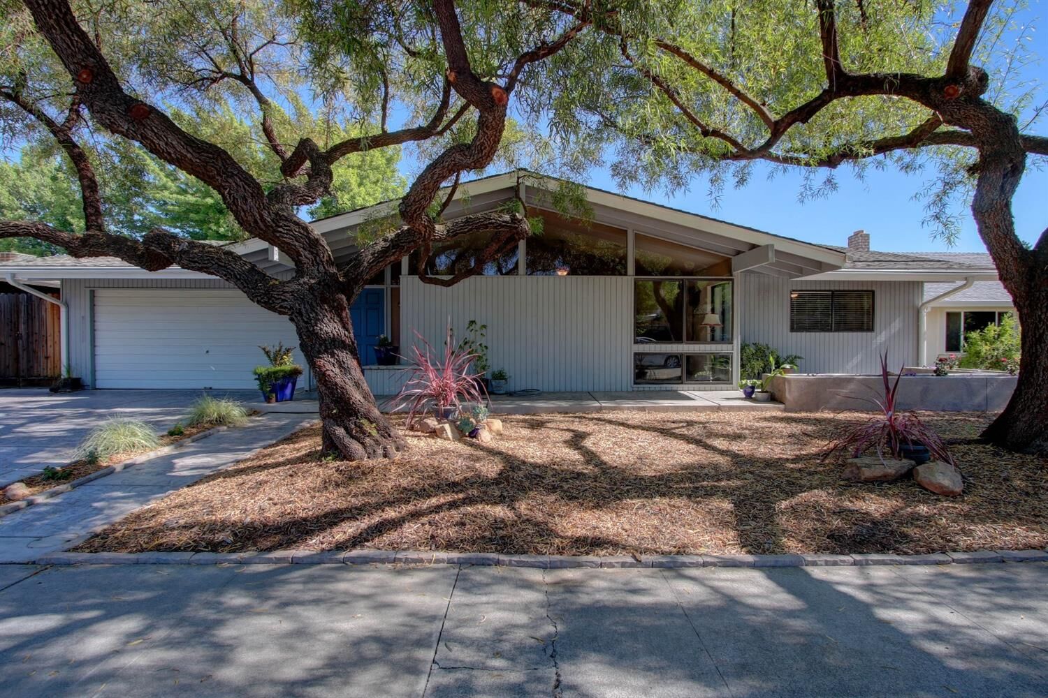 Property Photo:  527 Hermosa Place  CA 95616 