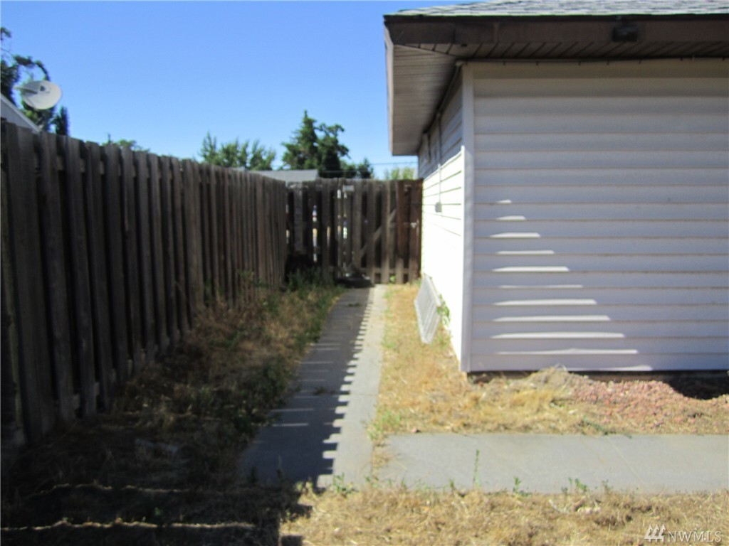Property Photo: 1222 Mitchell Ave WA 98837