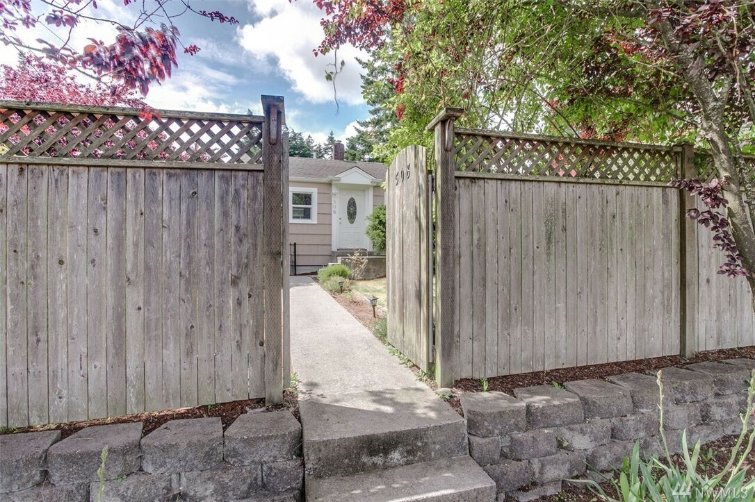 Property Photo:  508 Rose Way  WA 98203 