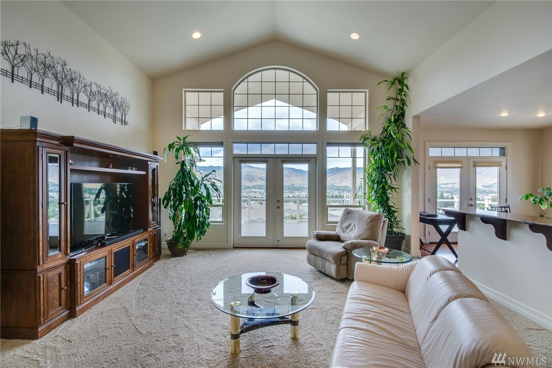 Property Photo: 822 Briarwood Dr WA 98802