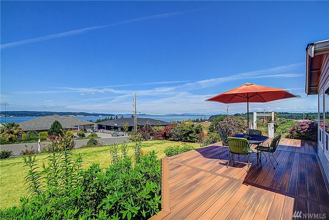 Property Photo:  1048 Vista Del Monte Street  WA 98282 