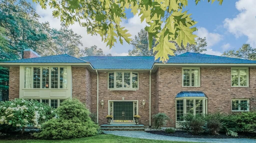 Property Photo: 25 Saxon Woods CT 06001