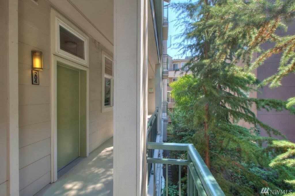 Property Photo:  521 7th Ave 204  WA 98033 