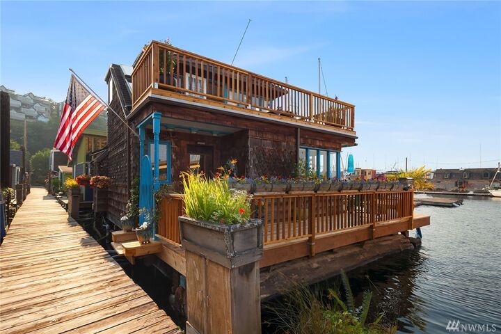 Property Photo:  2420 Westlake Ave N 13  WA 98109 