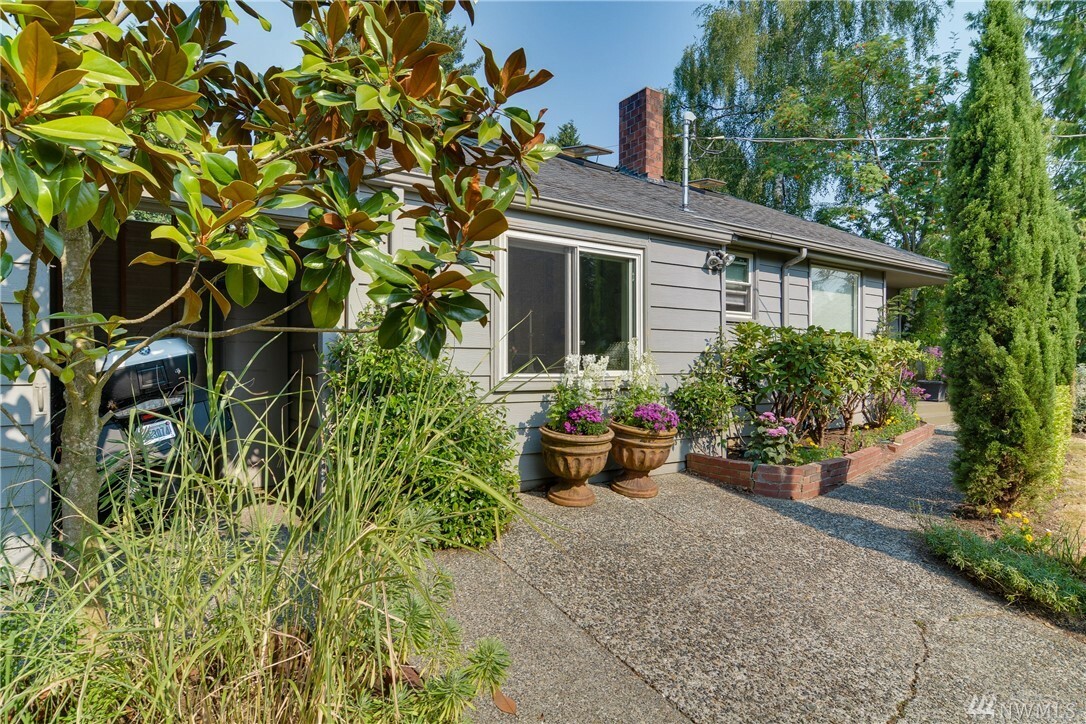 Property Photo:  11504 Bartlett Ave NE  WA 98125 