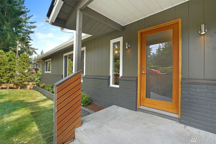 Property Photo:  19016 Firlands Wy N  WA 98133 