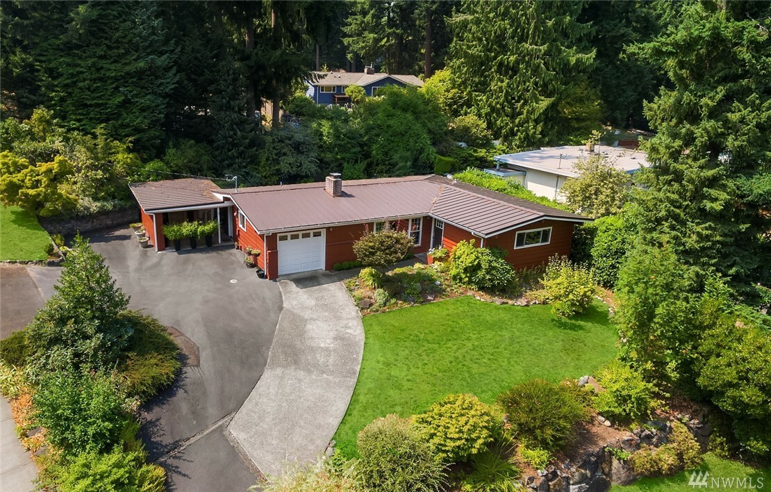 Property Photo:  525 Mt. Hood Dr SW  WA 98027 