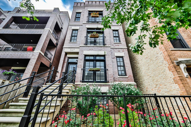 Property Photo:  847 Fletcher Street 1  IL 60657 