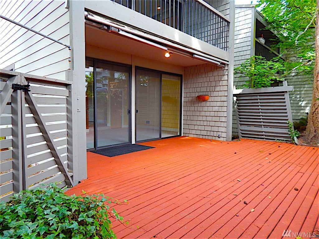 Property Photo:  22713 Lakeview Dr B-6  WA 98043 