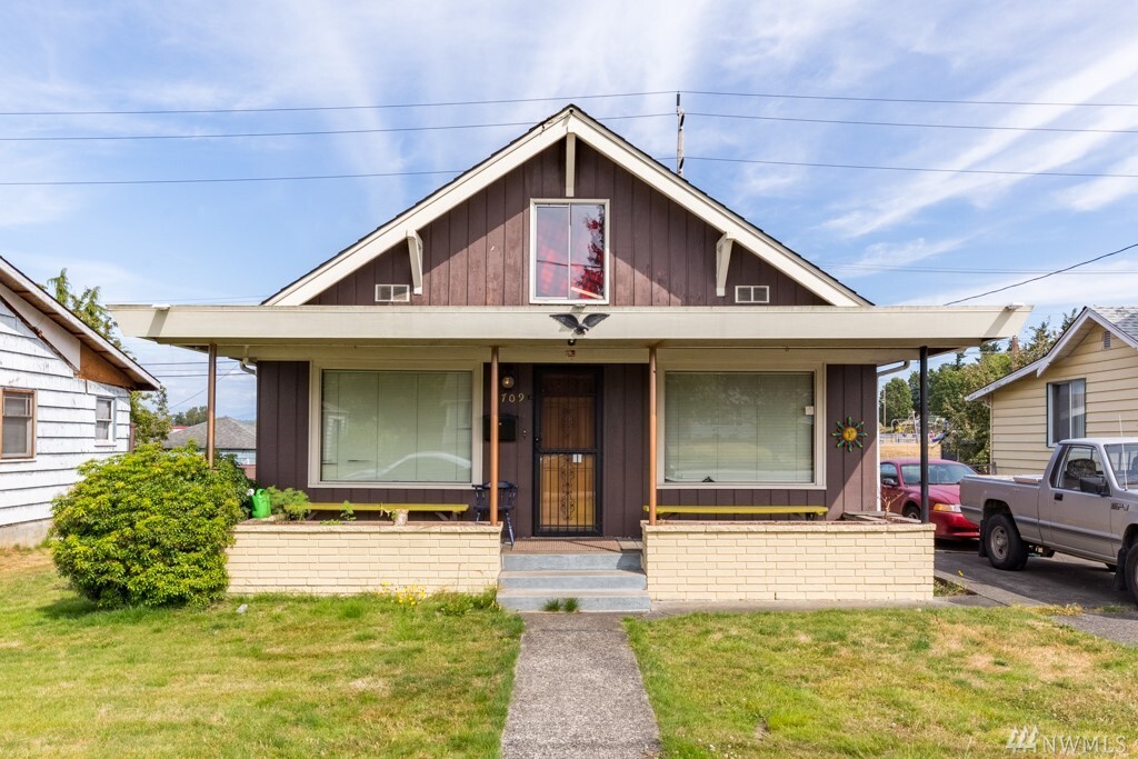 Property Photo: 1709 Walnut St WA 98201