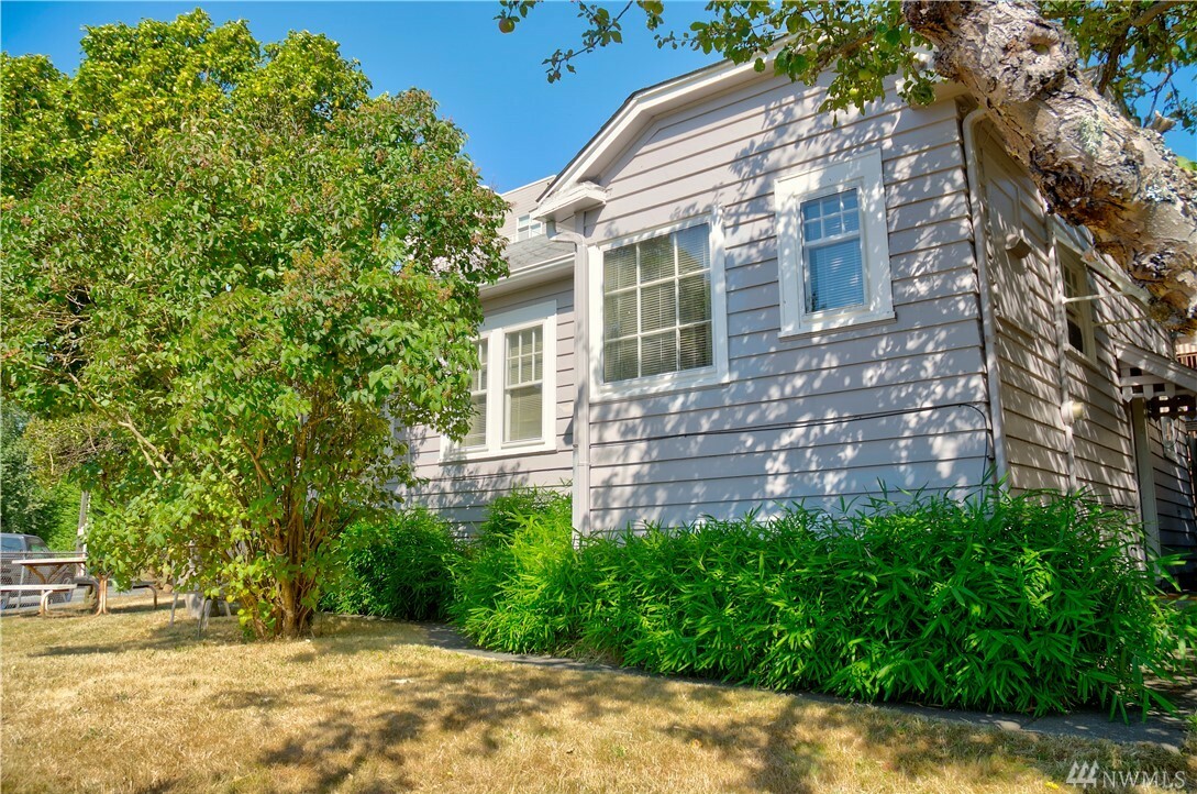 Property Photo:  4954 Lewis Place SW  WA 98116 