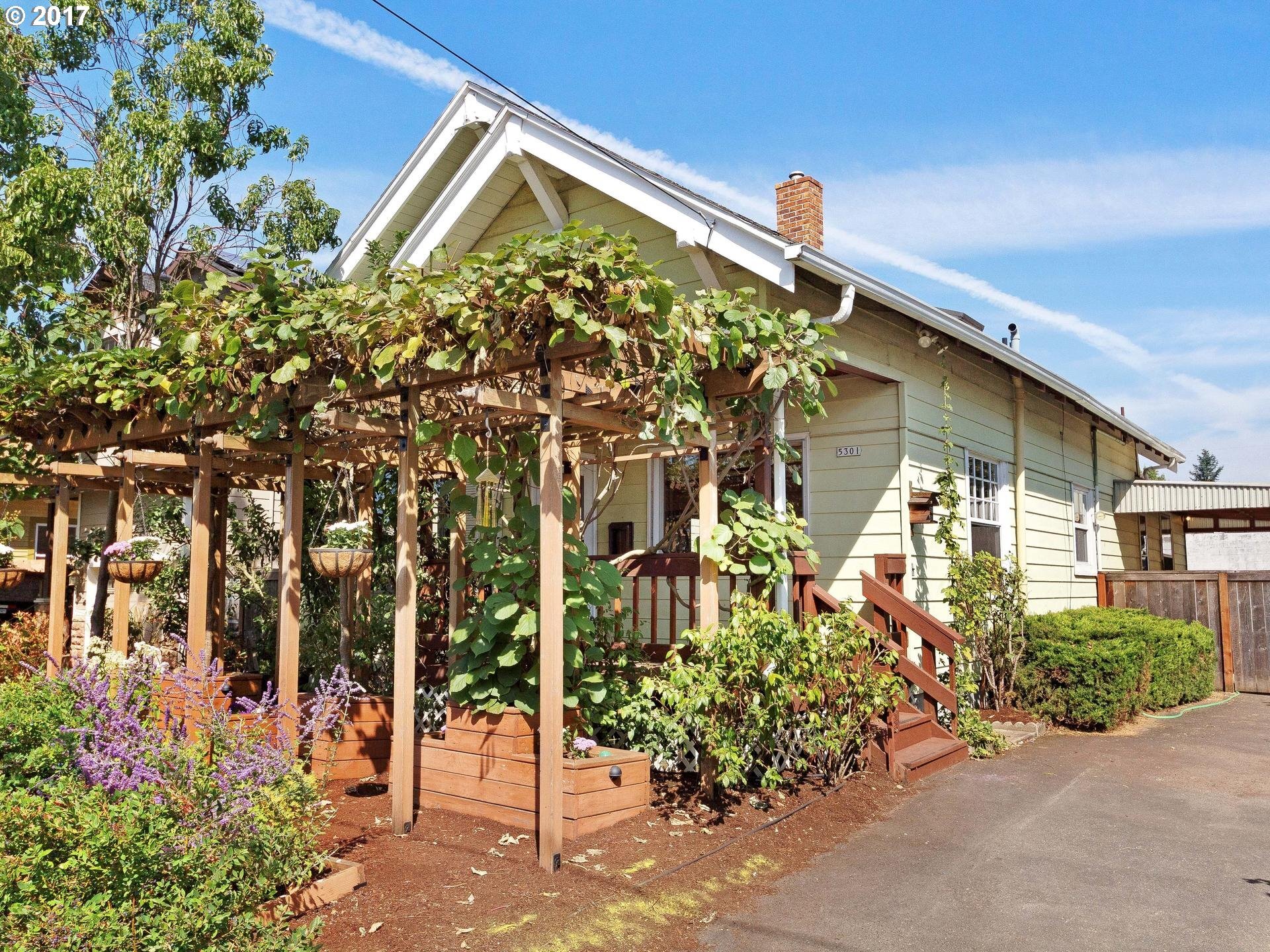 Property Photo: 5301 SE Rhone St OR 97206