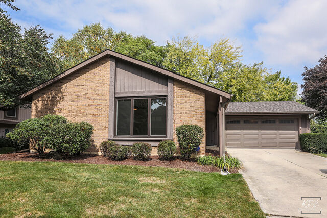 Property Photo:  2040 Carriage Hill Road  IL 60532 