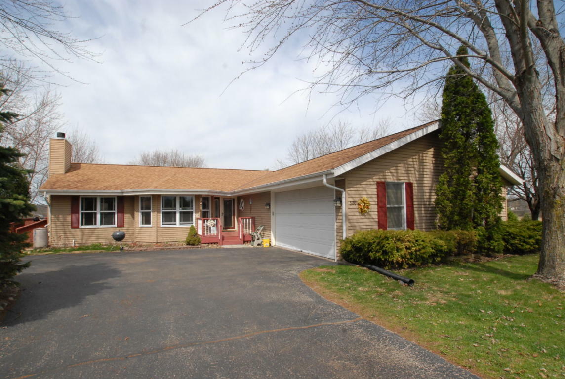 Property Photo:  500 Capel Log Ct  WI 53183-9673 