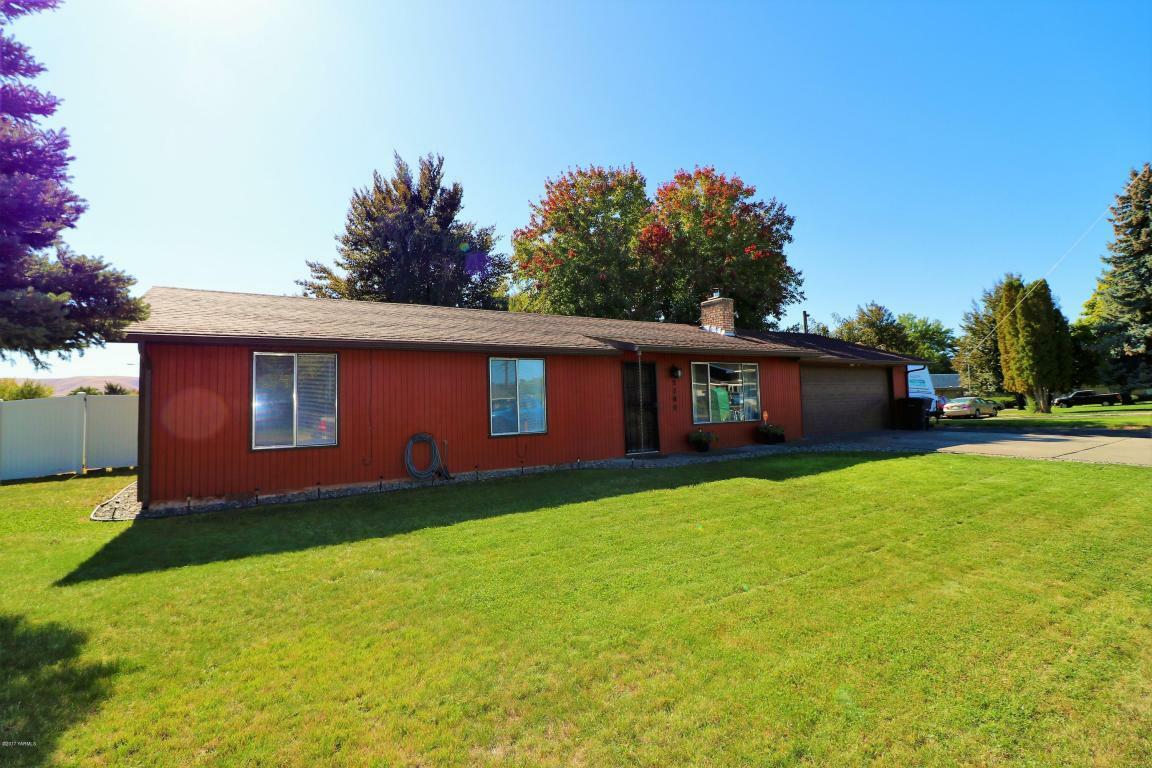 Property Photo: 2702 W Viola Ave WA 98902