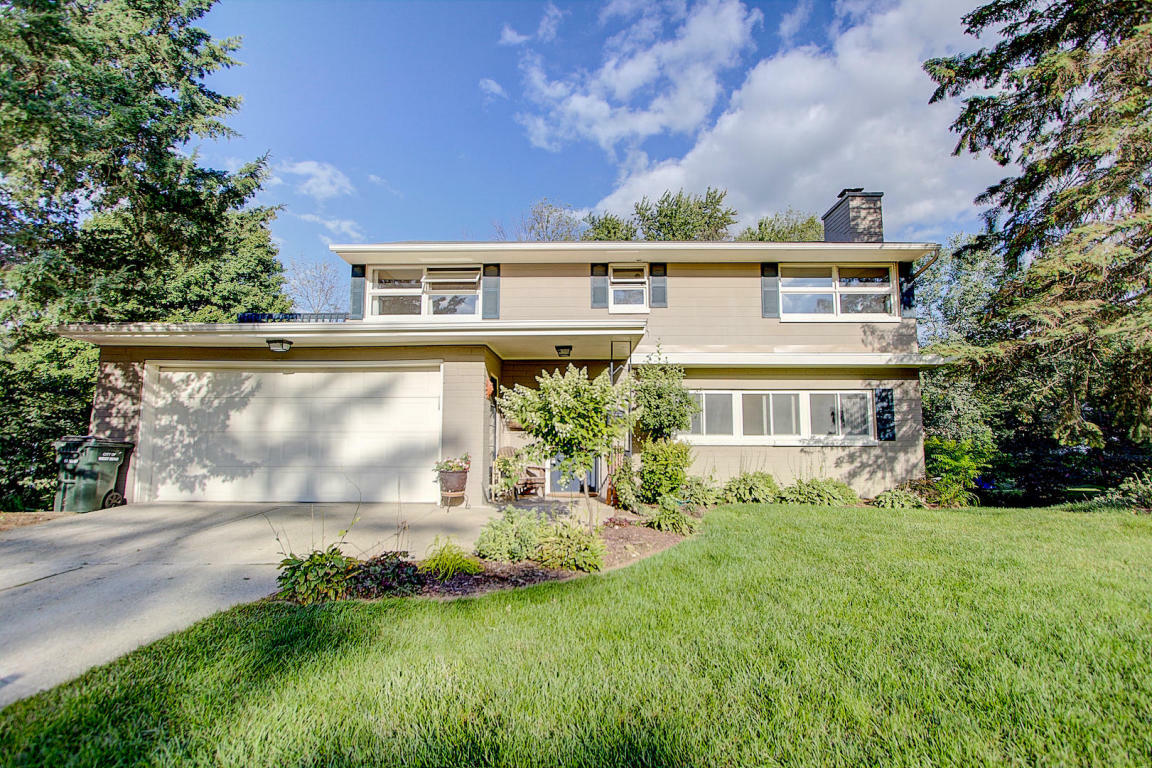 Property Photo: 727 Highlandview Dr WI 53095-3821