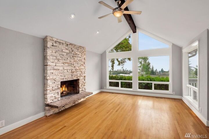 Property Photo: 1601 1st St WA 98033