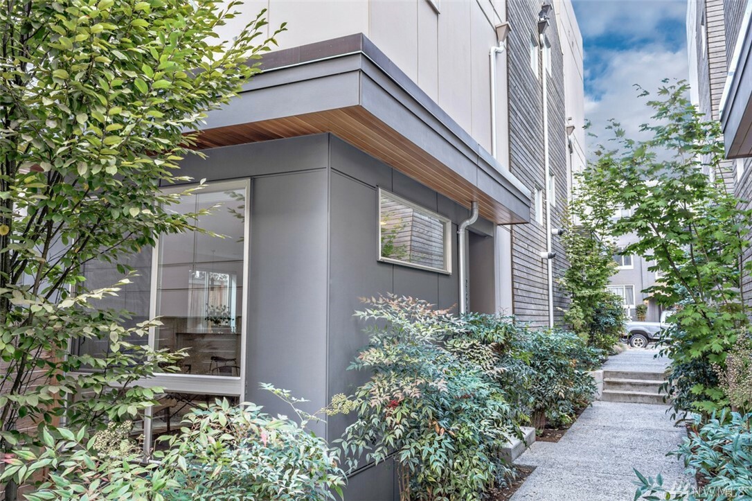 Property Photo: 933 B 16th Ave WA 98122