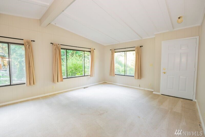 Property Photo: 1427 Lakewood Dr WA 98282