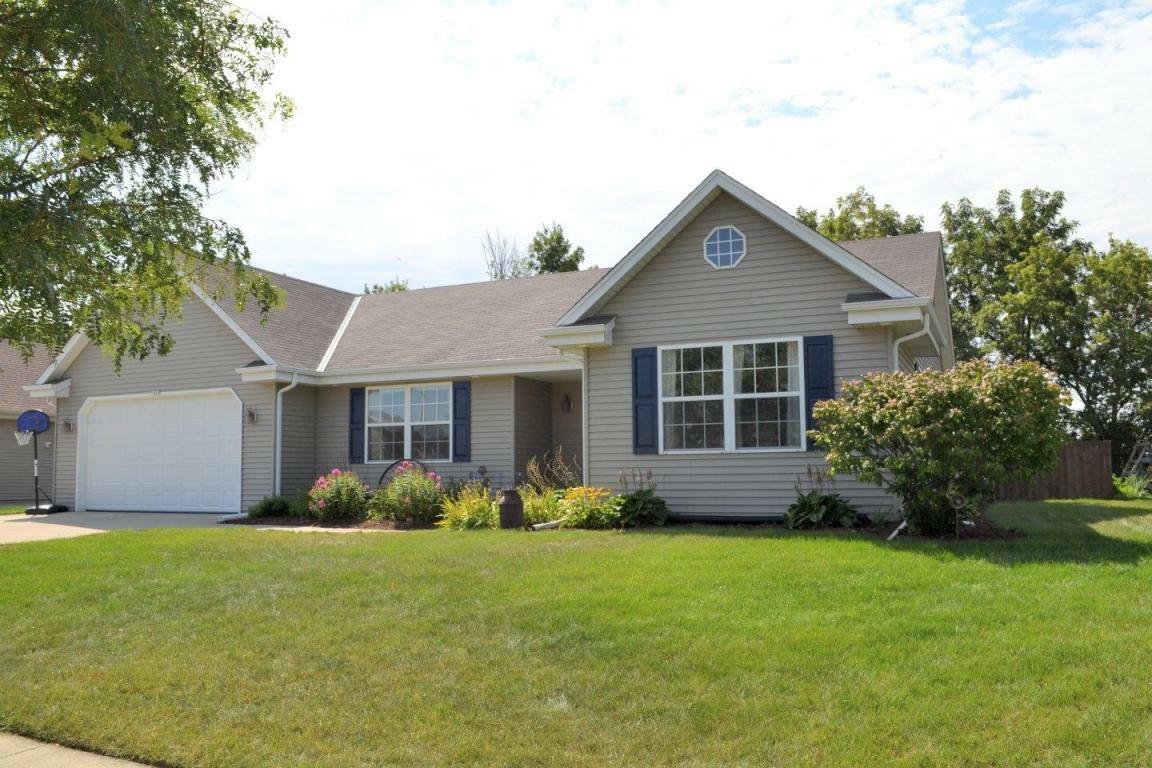 Property Photo:  1003 Redtail Ct  WI 53027-2776 