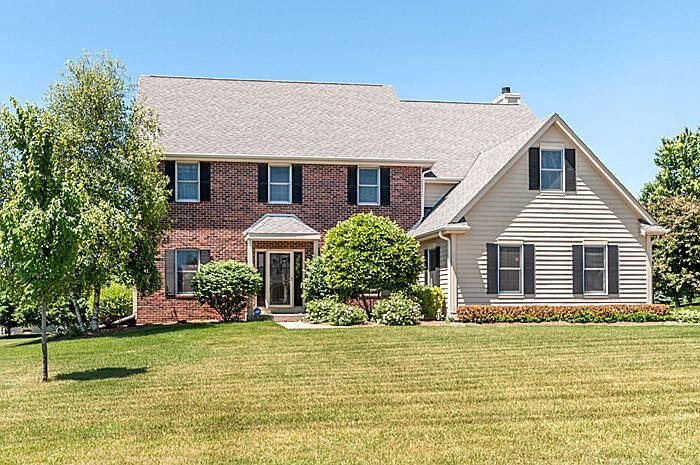 Property Photo: 430 River Bluff Cir WI 53066