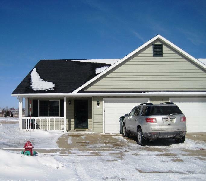 Property Photo:  878 Tower Dr  WI 53027-2782 