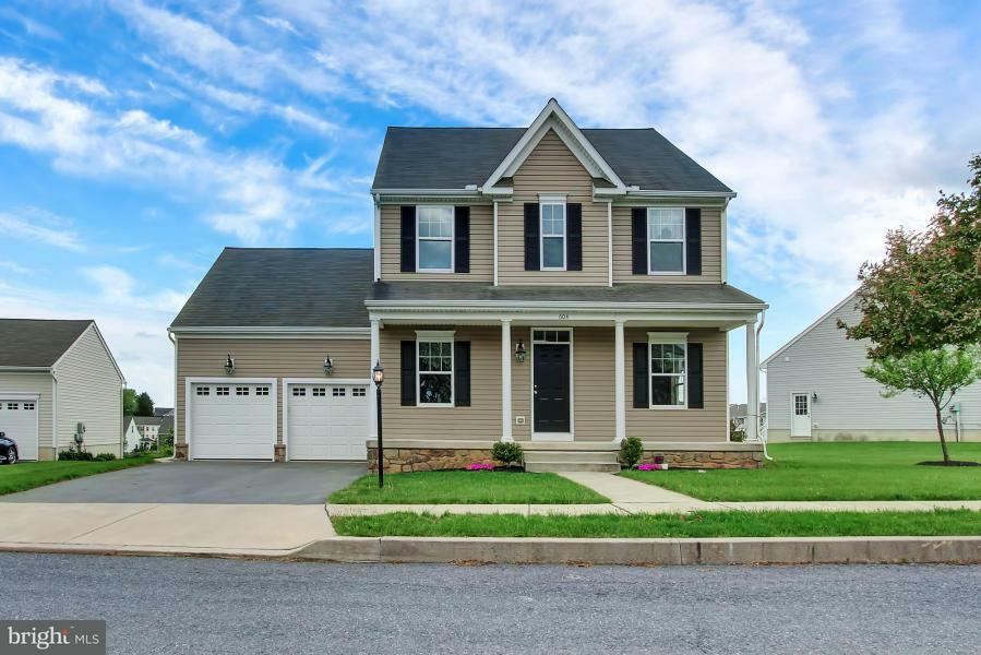 Property Photo: 604 Shadetree Boulevard PA 17547