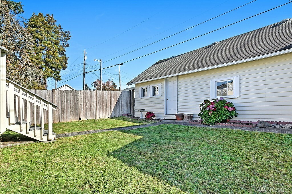 Property Photo: 2425 State St WA 98201