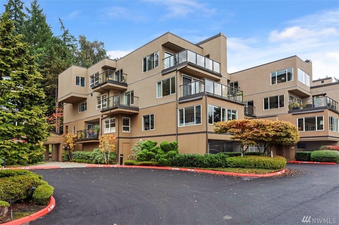 Property Photo: 11110 NE 41st Drive 47 WA 98033