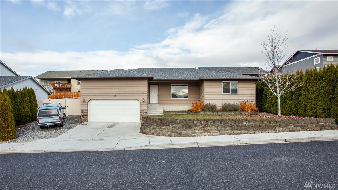 Property Photo: 1185 SE Juno St WA 98802